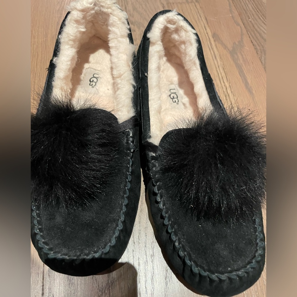 Ugg slippers Dakota Pom Pom Moccasin size 10 worn 1x great condition